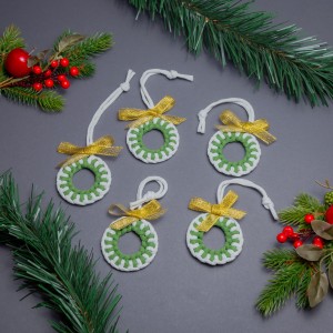 BIG Kółeczka biało-zielone 5 szt - zestaw ozdób świątecznych na choinkę z makramy