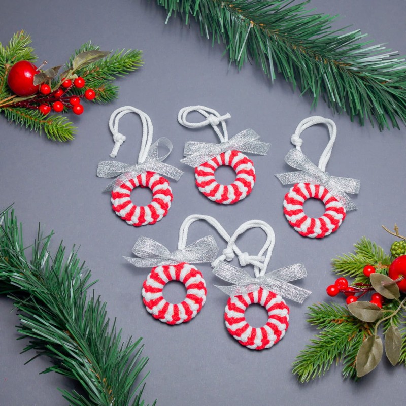 Kółeczka biało-czerwone 5 szt - zestaw ozdób świątecznych na choinkę z makramy