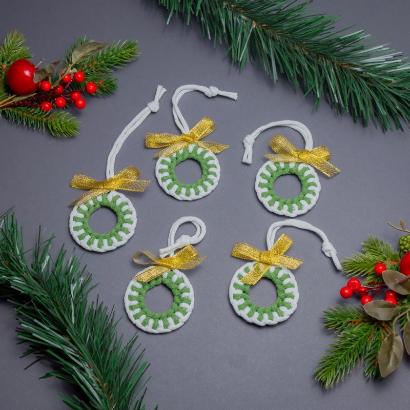 Kółeczka biało-zielone 5 szt - zestaw ozdób świątecznych na choinkę z makramy
