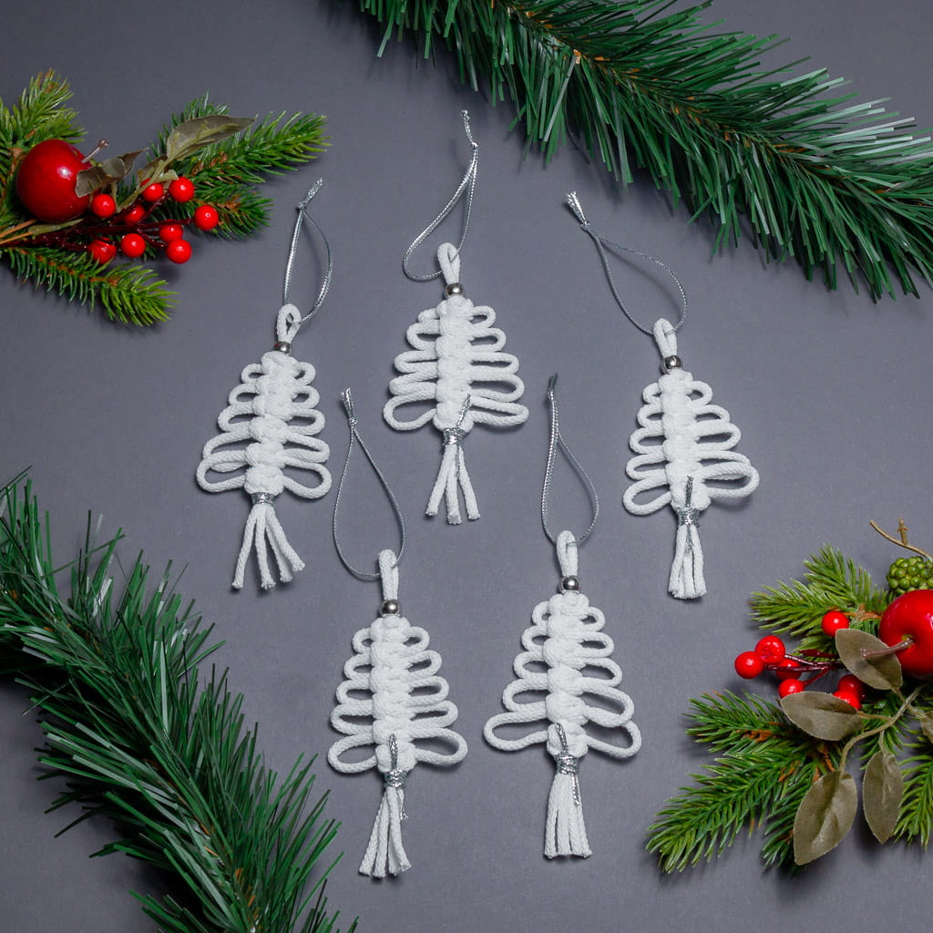 Choinki 5 szt (srebrne) - zestaw ozdób świątecznych na choinkę z makramy