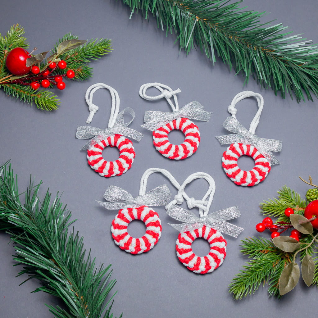 Kółeczka biało-czerwone 5 szt - zestaw ozdób świątecznych na choinkę z makramy